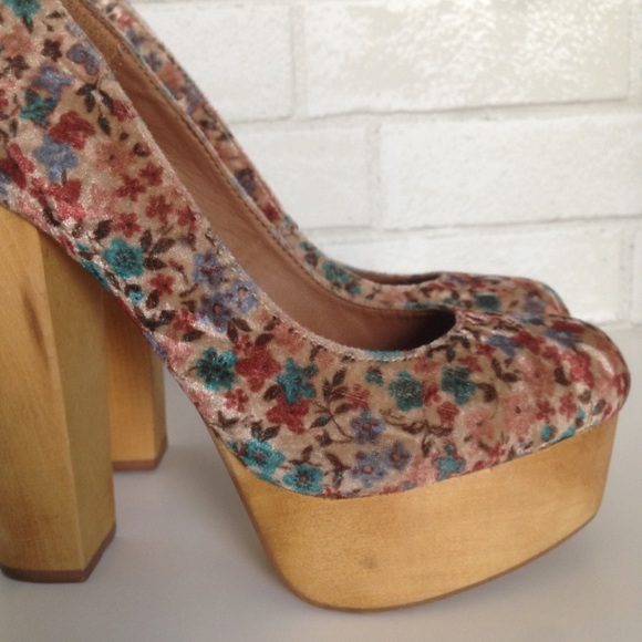 Steve Madden Velvet Floral Wooden Platform Pumps - Picture 6 of 6